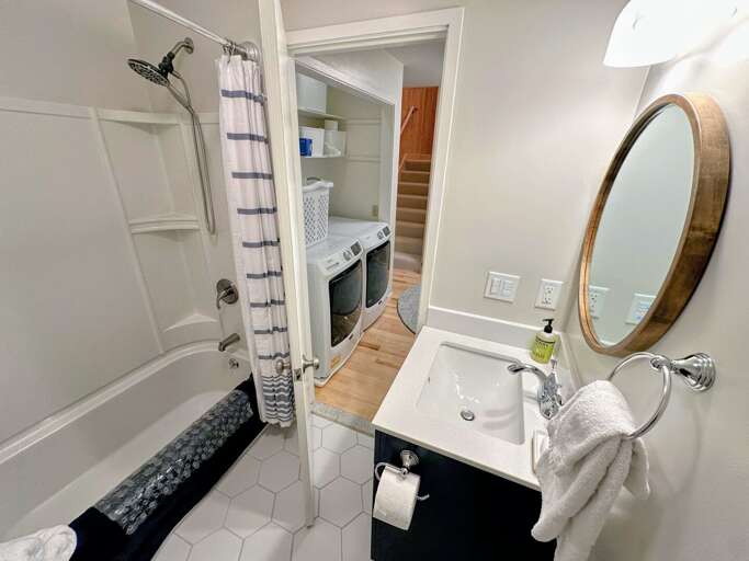 Upper level shared full bath