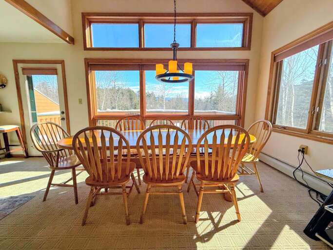 Dining area with seating for 8 and views! Dining area with seating for 8 and views!