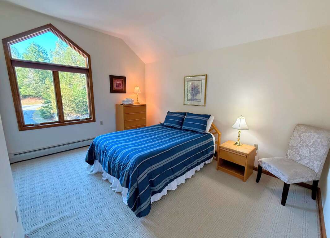 Upper level Queen Bedroom 2 with ensuite bath. Upper level Queen Bedroom 2 with ensuite bath.