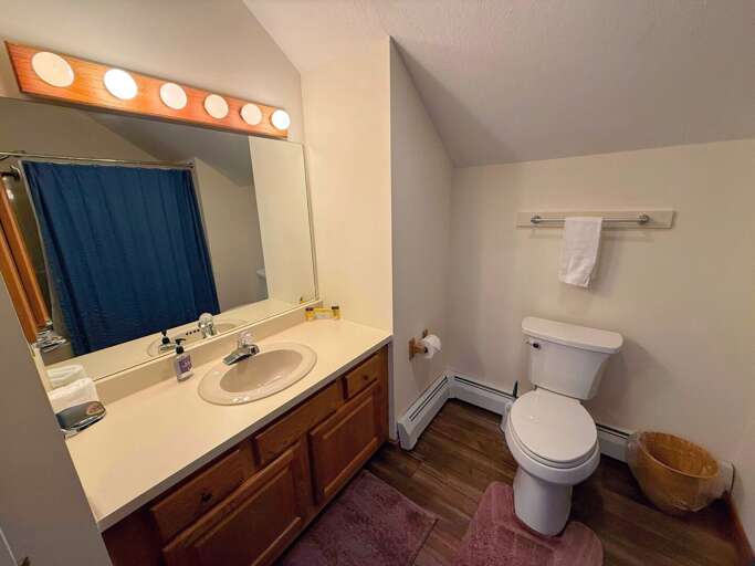 Upper level Queen Bedroom 2 ensuite bath with shower/tub combo. Upper level Queen Bedroom 2 ensuite bath with shower/tub combo.