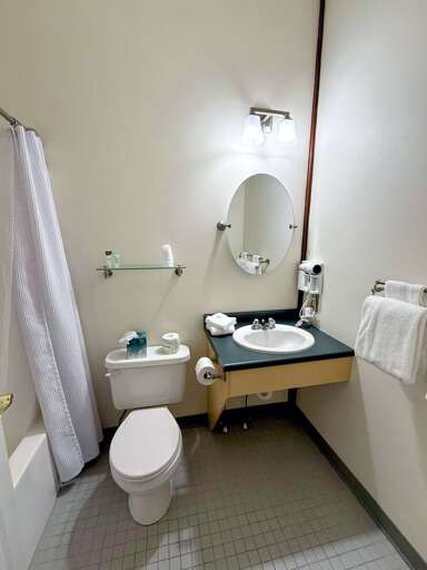 Room 18 Bathroom with Shower/Tub Combo