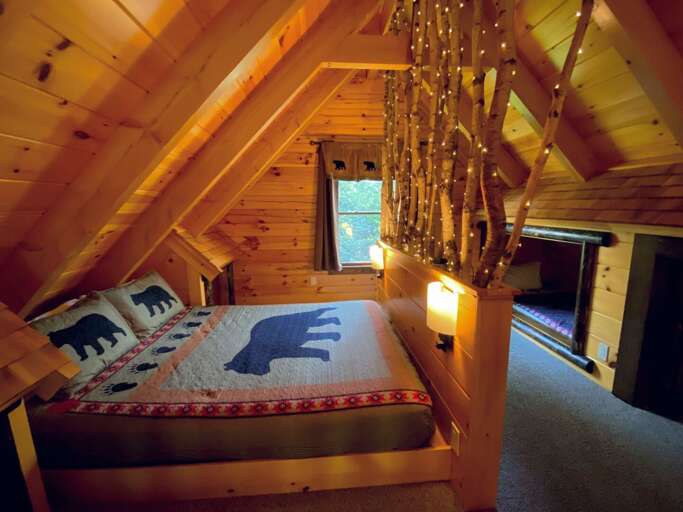 Bear Cabin - Loft Queen bed