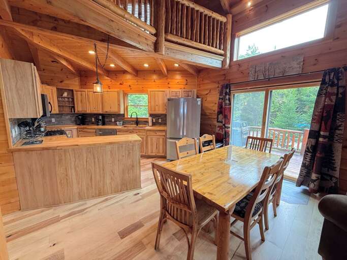 Owl Roost (The Yurt) - Kitchen and dining area