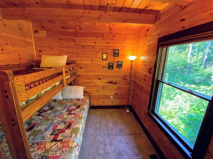 Bear Cabin - Back bedroom with Twin / Full bunk