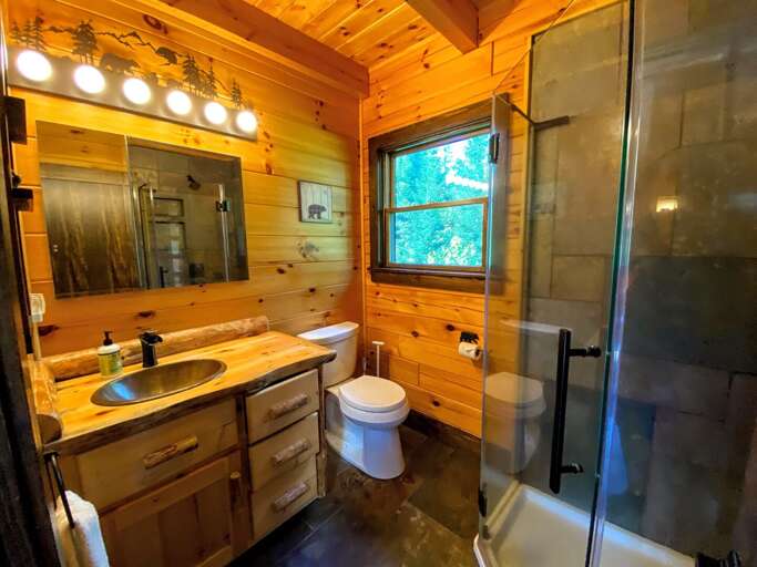 Bear Cabin - Bathroom with shower