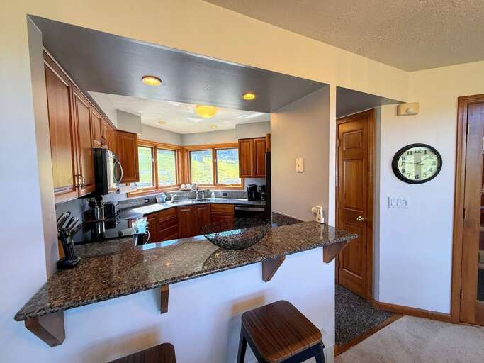 Breakfast Bar seats 2.