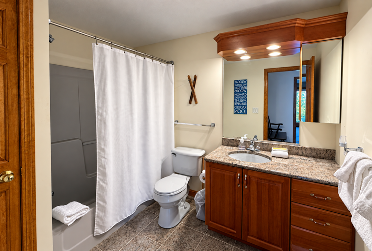 Lower level shared bathroom with shower/tub combo