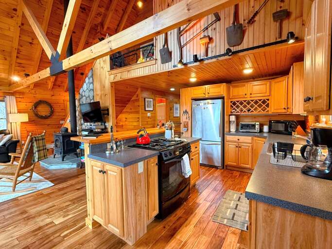 Breakfast, lunch, or dinner is easy to prepare in the fully equipped kitchen Breakfast, lunch, or dinner is easy to prepare in the fully equipped kitchen