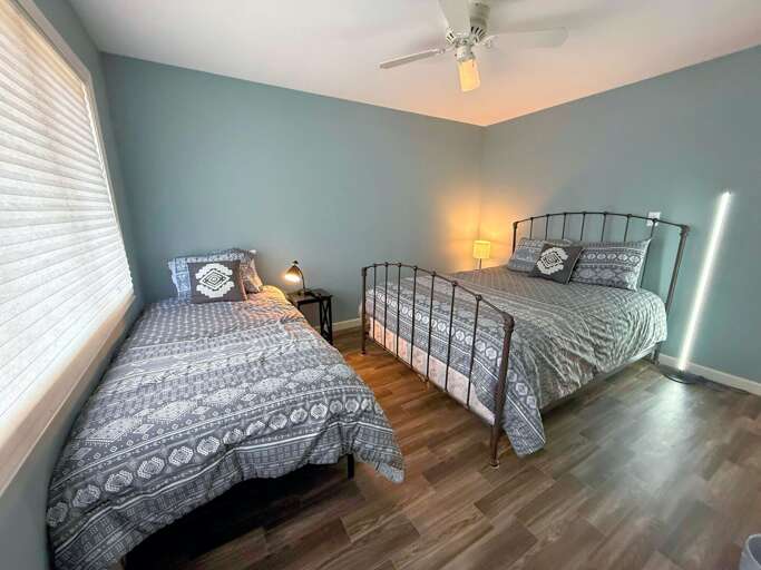 Lovery bedroom with a Queen bed and a Twin bed Lovery bedroom with a Queen bed and a Twin bed