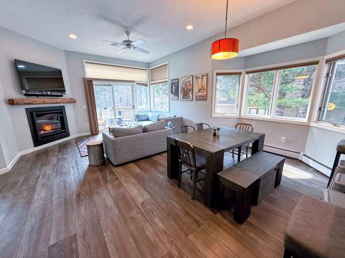 At meal time, gather with loved ones comfortably while enjoying mountain charm At meal time, gather with loved ones comfortably while enjoying mountain charm