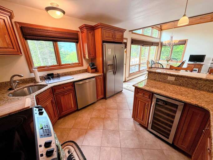 Fully equipped kitchen with wine cooler