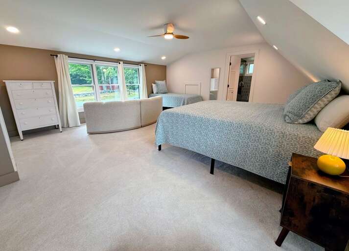 Upper Level King + Twin with ensuite full bath