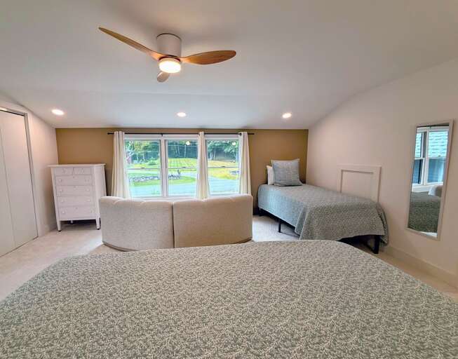 Upper Level King + Twin with ensuite full bath