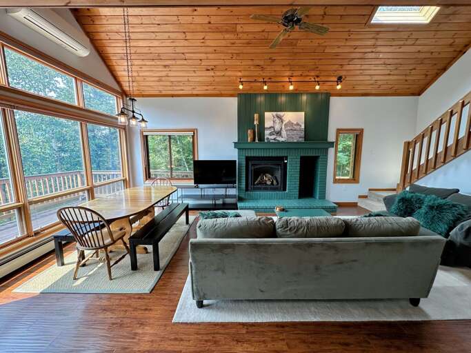 Mount Washington Place with Ski Area Views, AC mini split, gas fireplace and open Living, Dining and Kitchen area