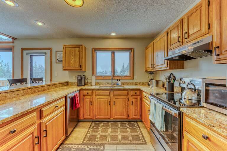 Fully Equipped Kitchen with Breakfast Bar