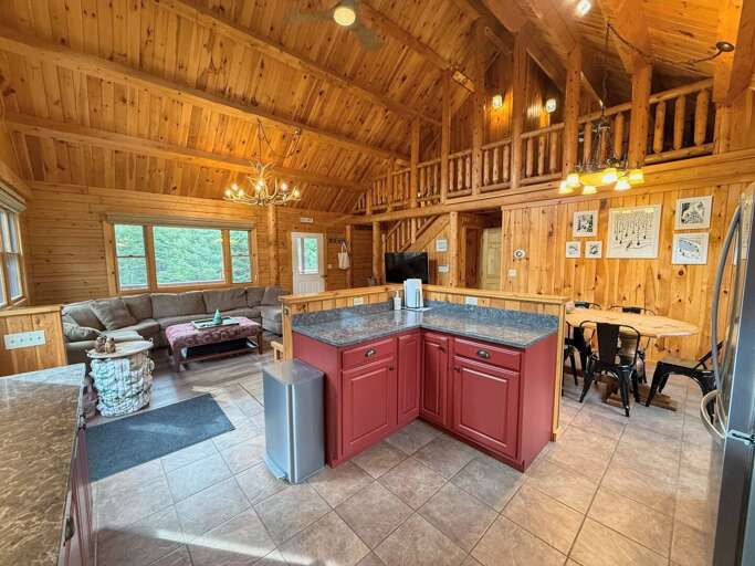 Fully equipped kitchen with lots of space for cooking!