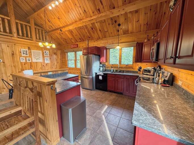 Fully equipped kitchen with lots of space for cooking!