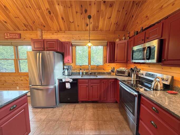 Fully equipped kitchen with lots of space for cooking!