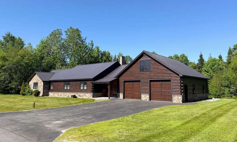 A beautiful ranch style log home in the heart of the White Mountains. vc