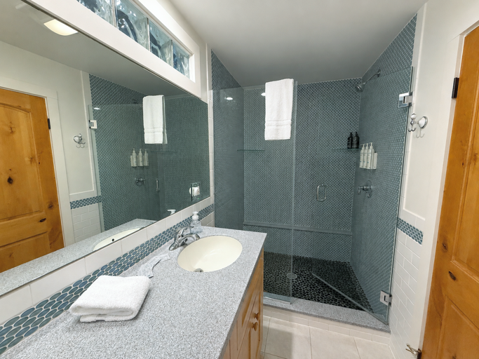 King bedroom ensuite bathroom with shower.