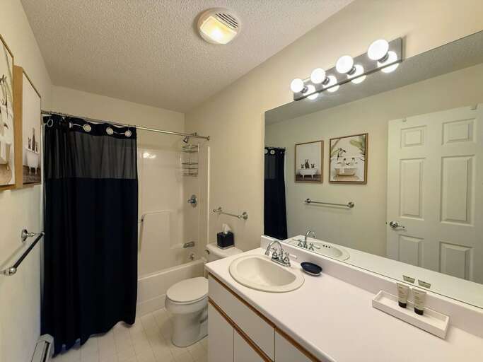 King Bedroom ensuite bath