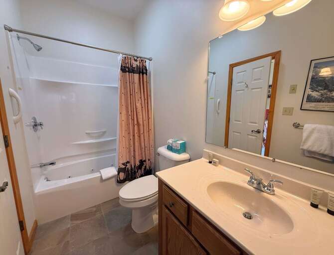 King Bedroom ensuite bath