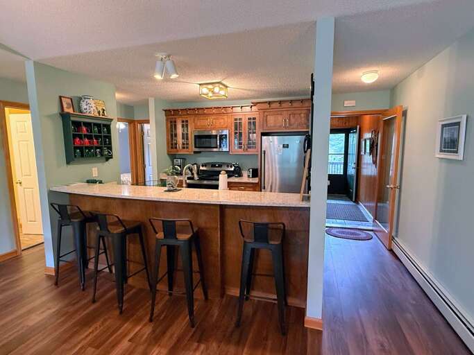 Breakfast bar with 4 stools