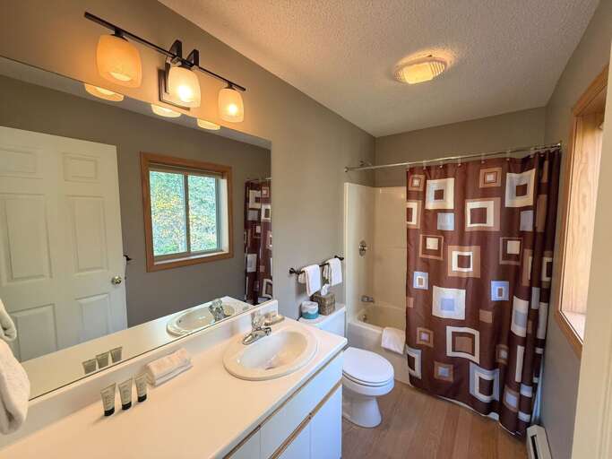 King Bedroom Ensuite Bath with Shower/Tub Combo