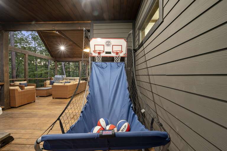 Basketball arcade on the deck