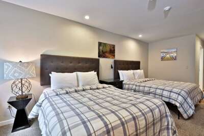 Well-appointed hotel room style condo with two queen beds, perfect for a quick trip to Vermont!