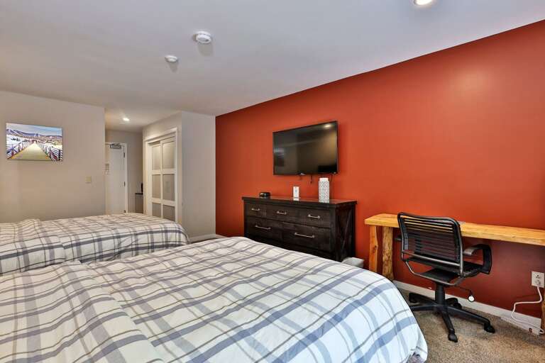 Cozy hotel-room style studio condo at Killington Center Inn & Suites, Vermont. After a day of ski,