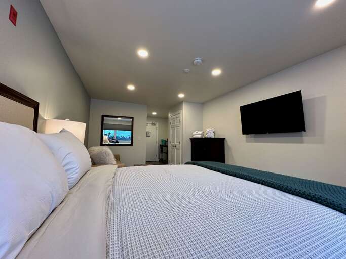 Cozy vacation rental boasting a comfy bed & a crisp flat-screen TV for your perfect unwinding session. Ideal for short-term stays & lazy Netflix evenings after exploring all day!