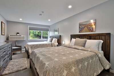 This cozy studio condo at Killington Center Inn & Suites comes with two queen beds.