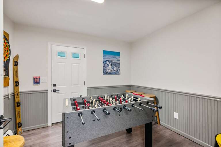 Start a quick match between outings, with direct access to the yard just behind the table.