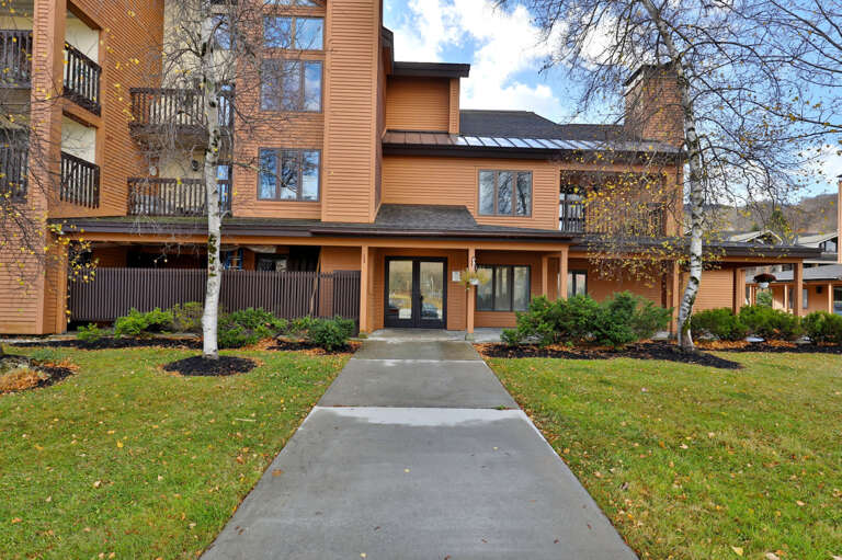 Only 50 steps away to the shuttle bus to Killington!