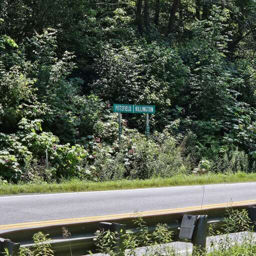 Green roadside markers identify the directions toward Killington and Pittsfield.
