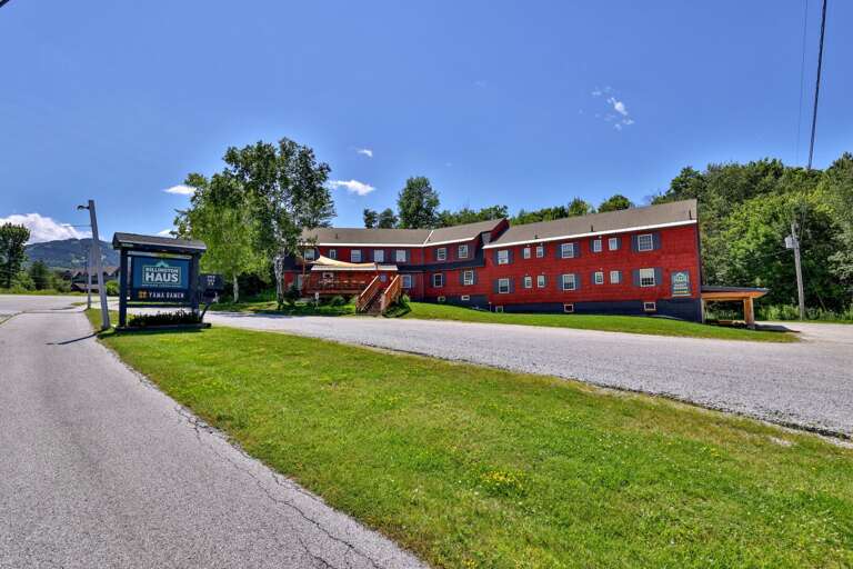A broad arrival area makes it easy for a large group to spot the lodge and get oriented.