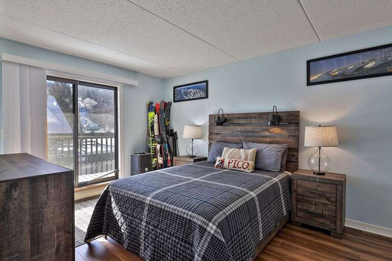 Sliding glass doors beside the bed lead to the balcony and face the ski slopes.