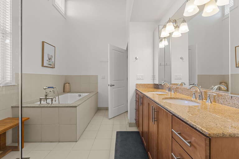 2nd Floor
Primary Bathroom