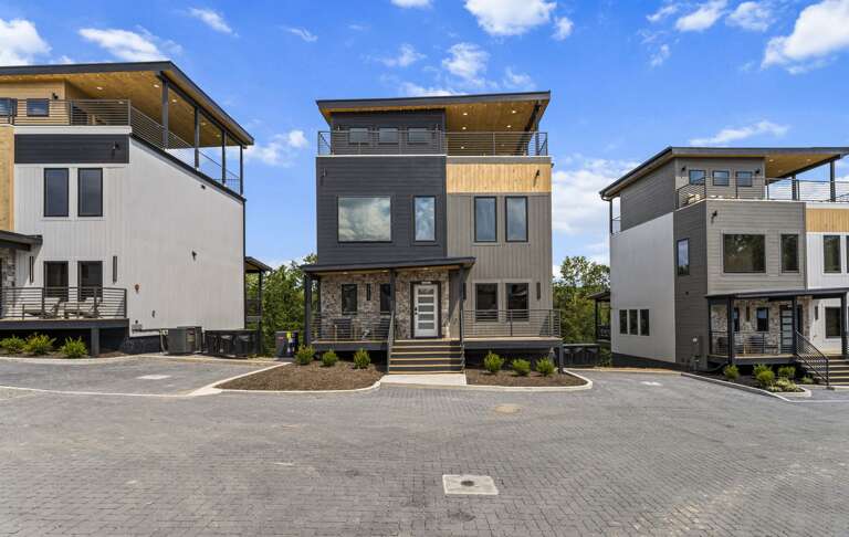 Free parking for 3 cars and easy access to attractions