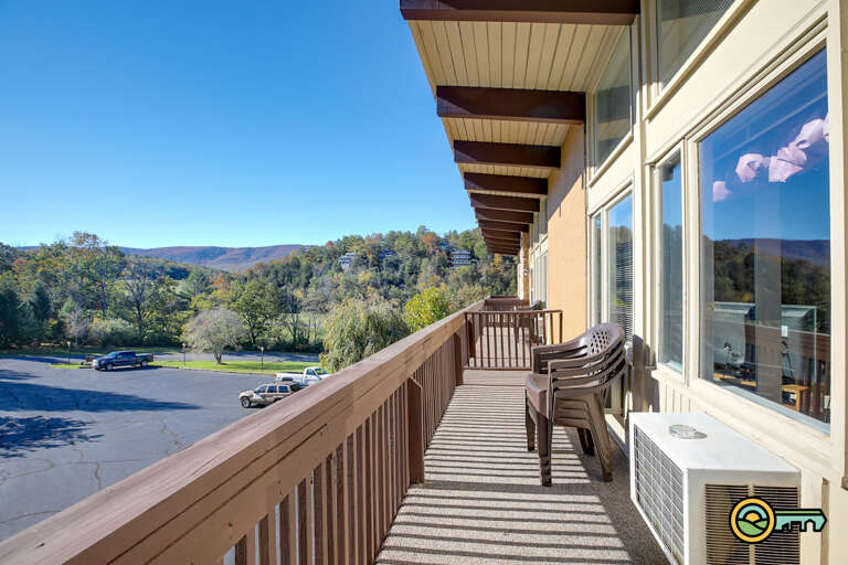 Balcony w/ view of golf course, mountains and Bryce Resort airport