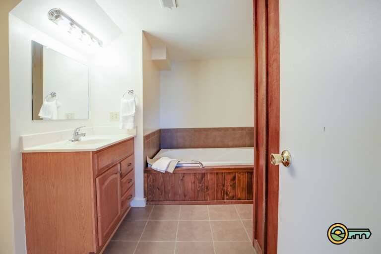 Bathroom & Jacuzzi tub