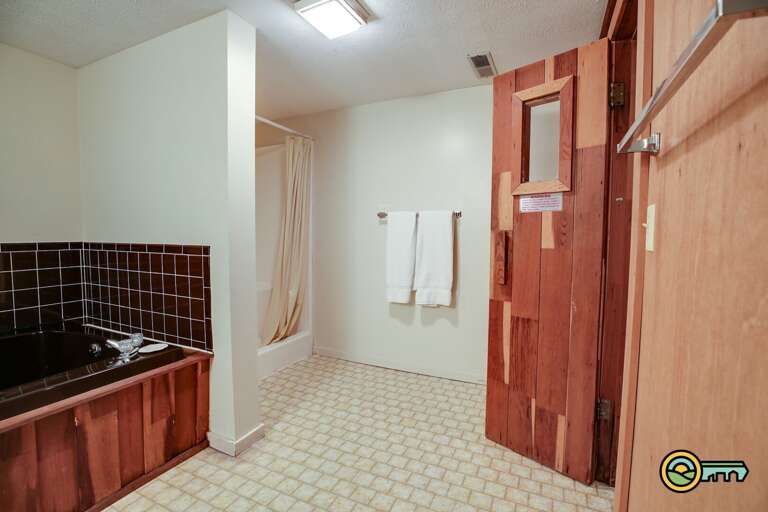 Jacuzzi tub, sauna & shower Jacuzzi tub, sauna & shower