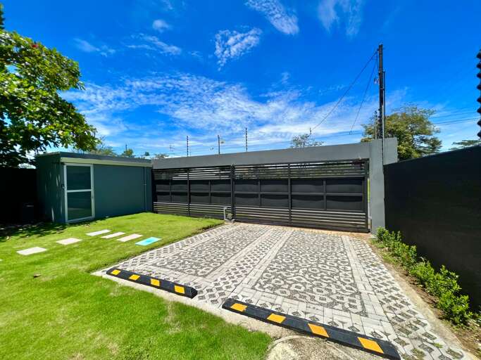 Modern House Gate And Driveway