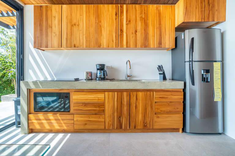 Well-equipped kitchen. 