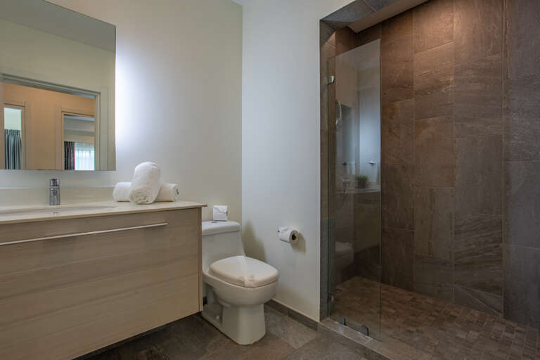 Full bathroom 2 - hall
