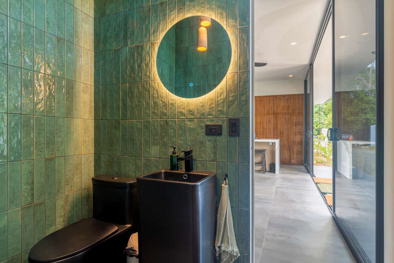 A striking mirror that perfectly complements the bathroom’s modern aesthetic. A striking mirror that perfectly complements the bathroom’s modern aesthetic.