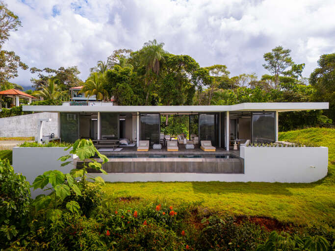 Experience true luxury in this expansive home with top-tier amenities. Experience true luxury in this expansive home with top-tier amenities.