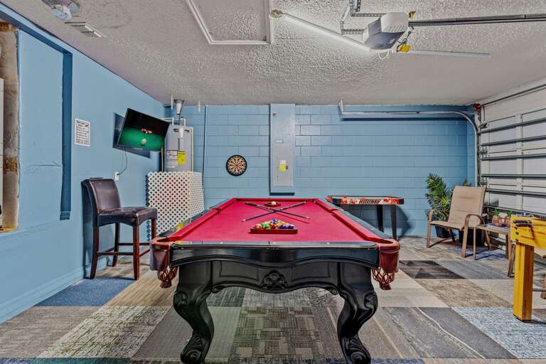 Air-conditioned Game room with pool table and other games - Serhii Villa Orlando