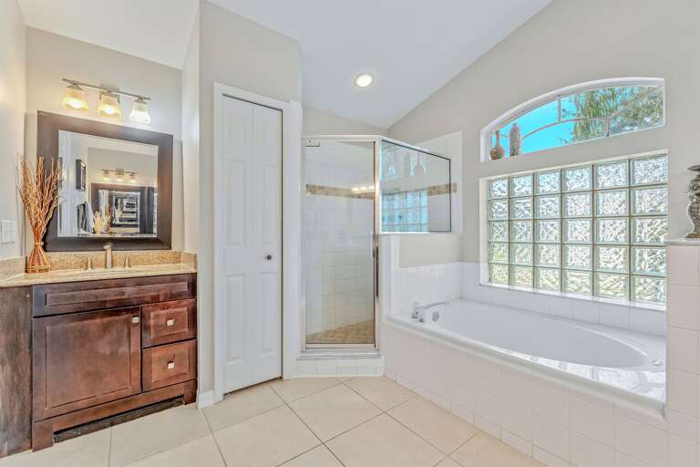 En-suite bathroom - Serhii Villa Orlando